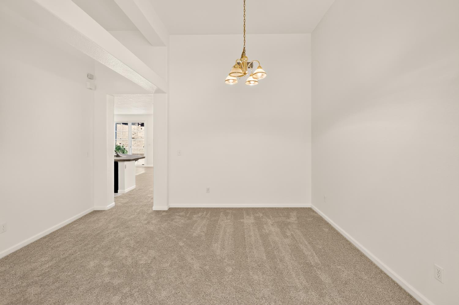 212 Coastal Ln, Waterford, CA 95386