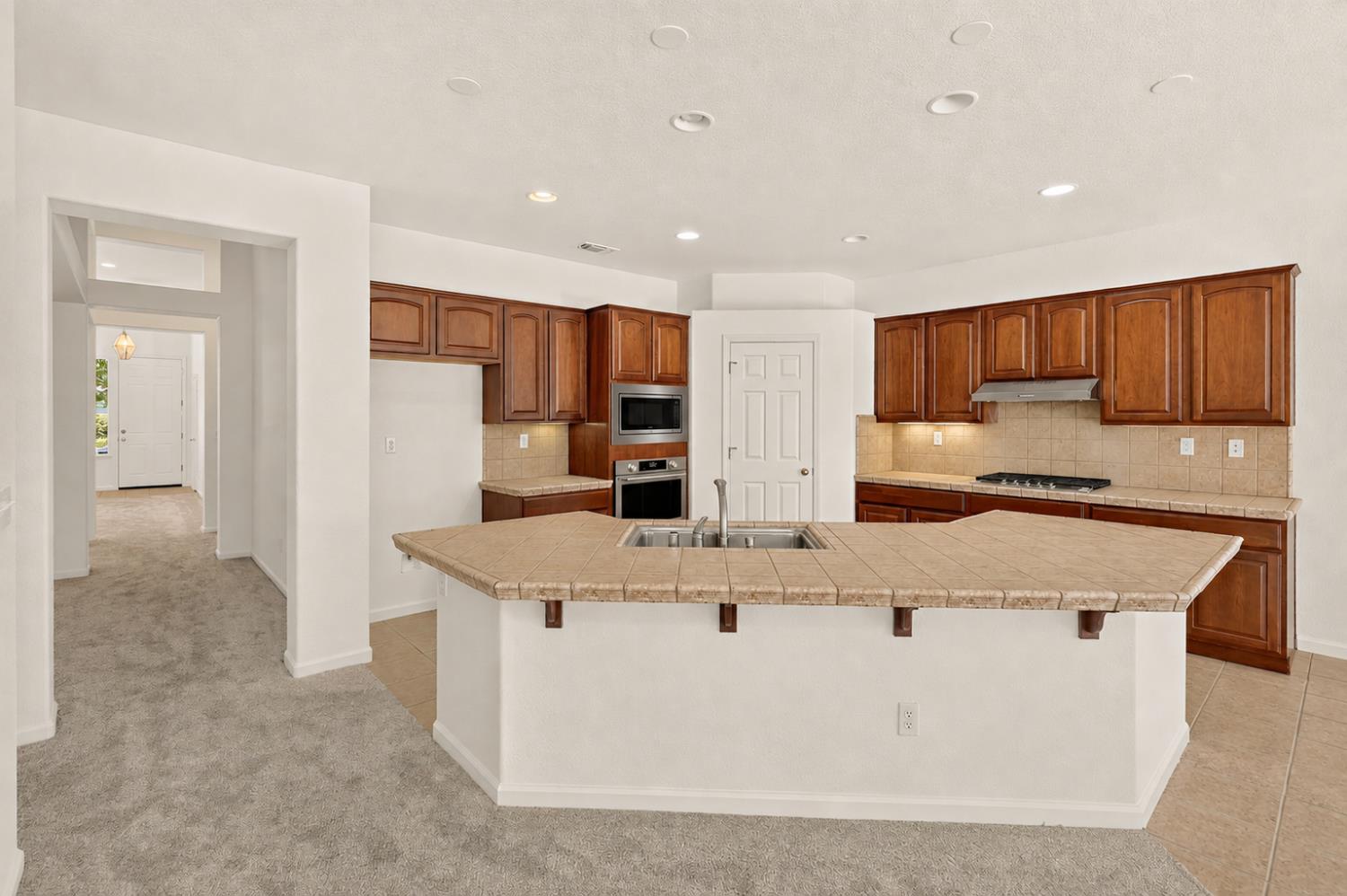 212 Coastal Ln, Waterford, CA 95386
