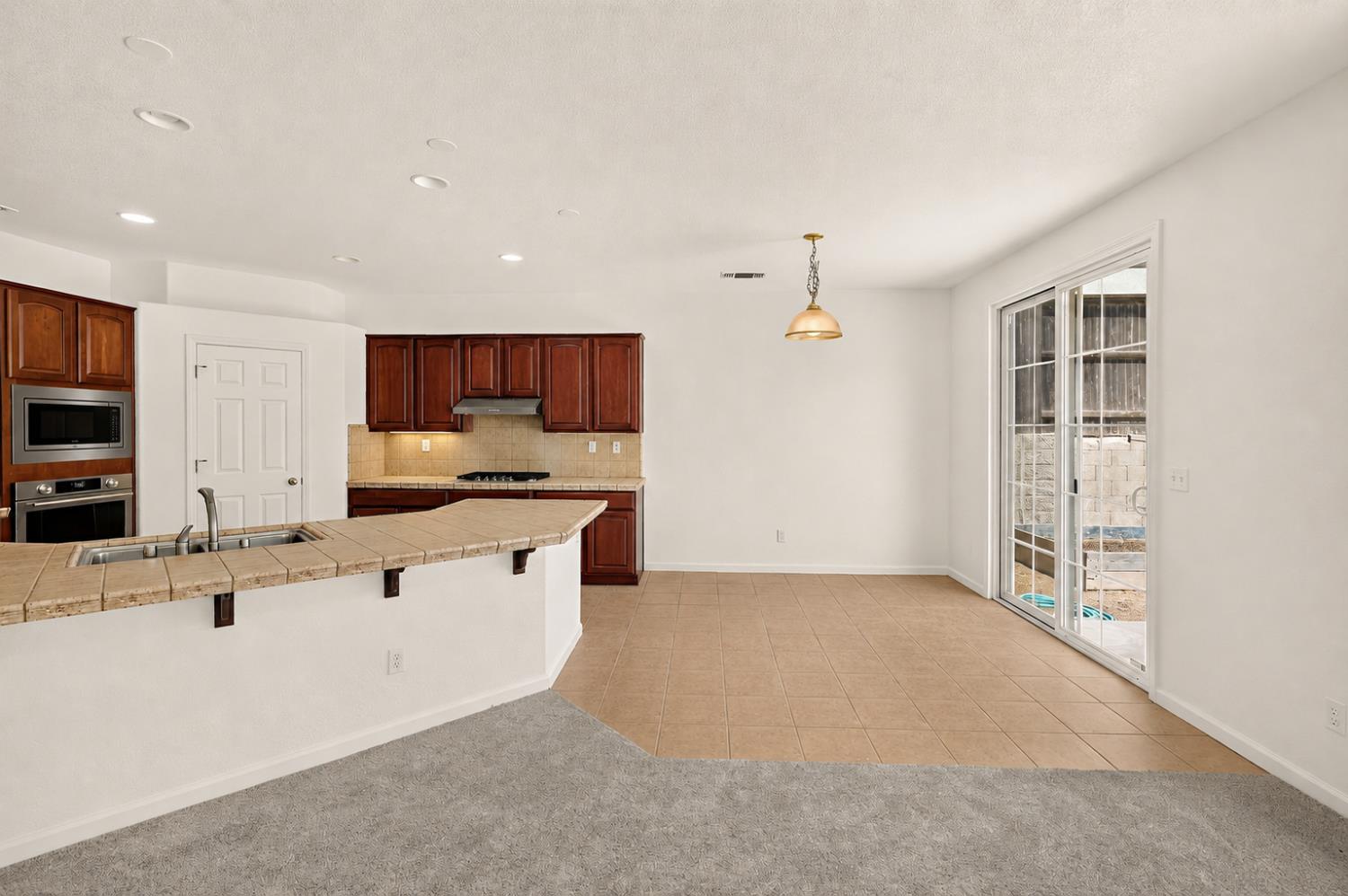 212 Coastal Ln, Waterford, CA 95386