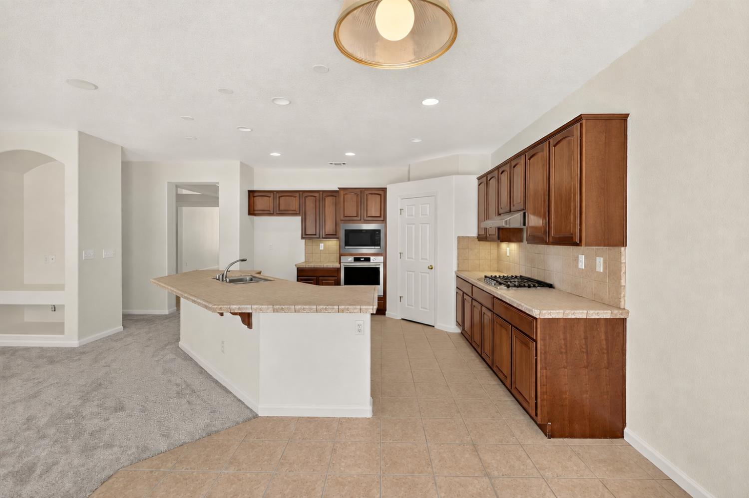 212 Coastal Ln, Waterford, CA 95386