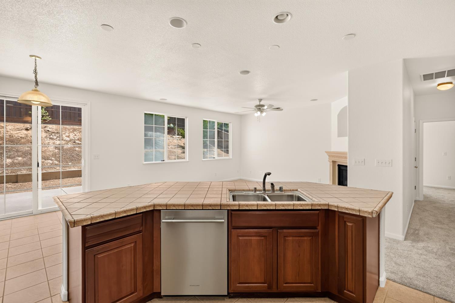 212 Coastal Ln, Waterford, CA 95386