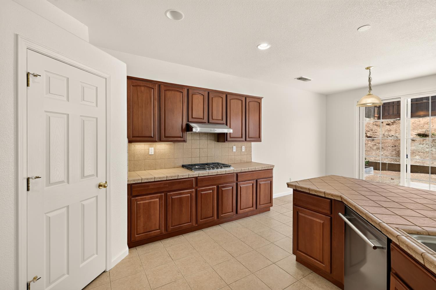 212 Coastal Ln, Waterford, CA 95386
