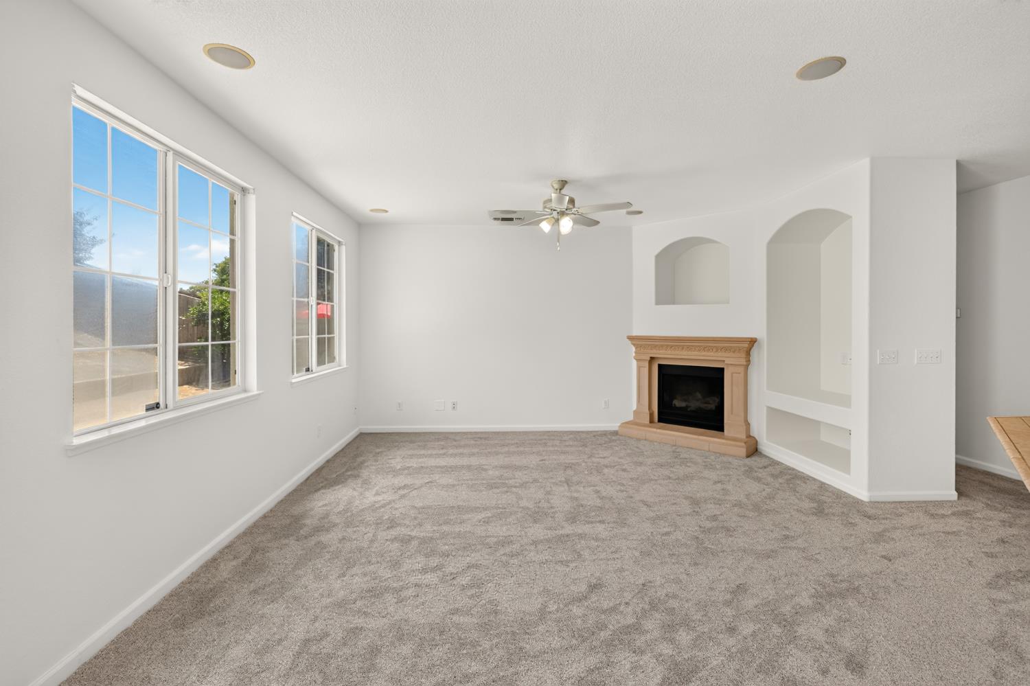 212 Coastal Ln, Waterford, CA 95386