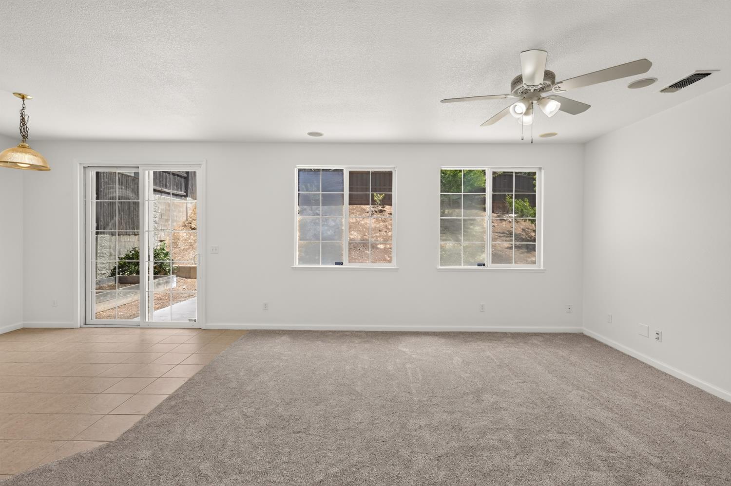 212 Coastal Ln, Waterford, CA 95386