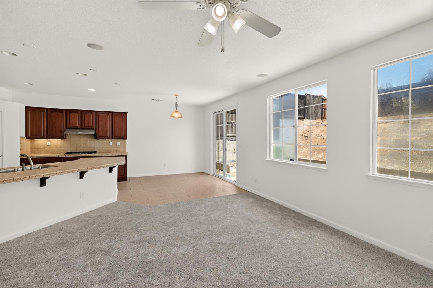 212 Coastal Ln, Waterford, CA 95386
