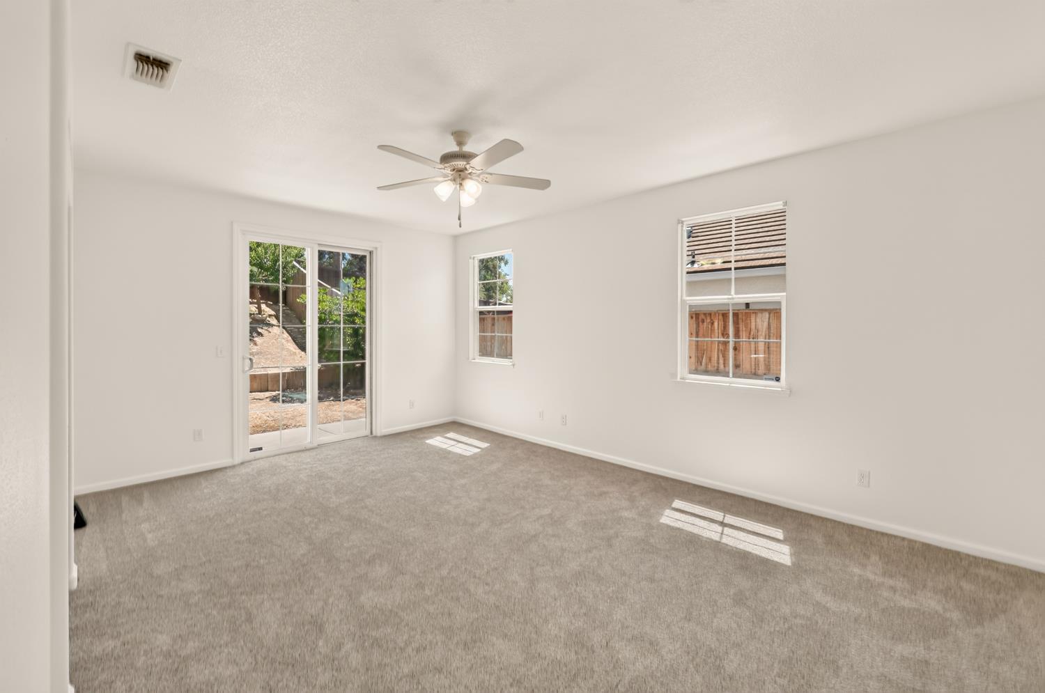 212 Coastal Ln, Waterford, CA 95386