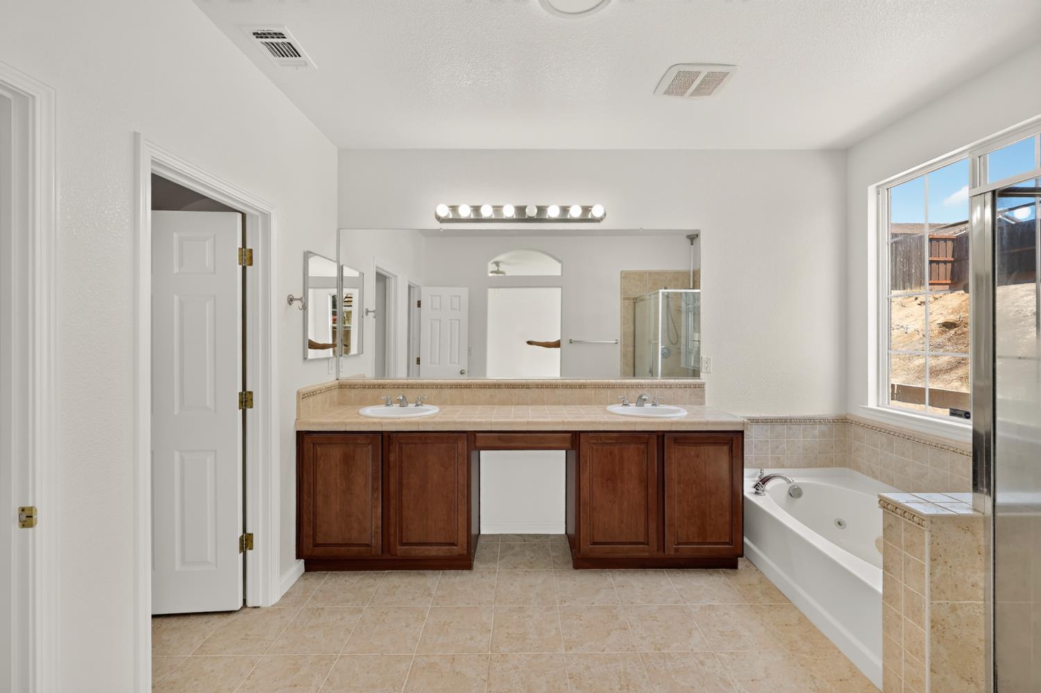 212 Coastal Ln, Waterford, CA 95386