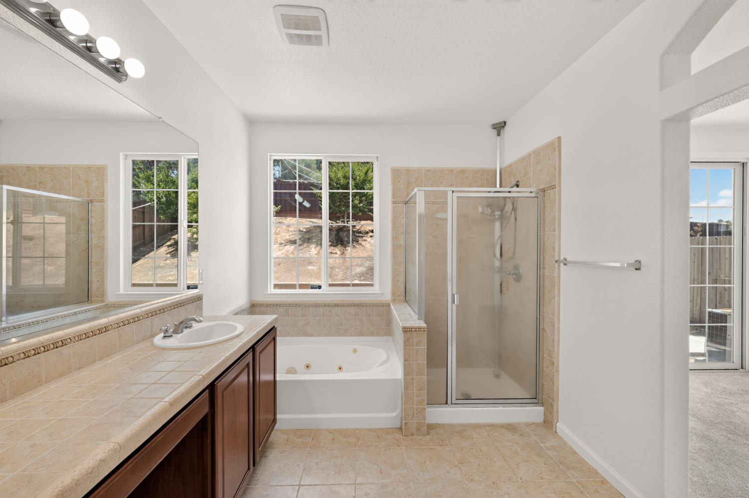 212 Coastal Ln, Waterford, CA 95386