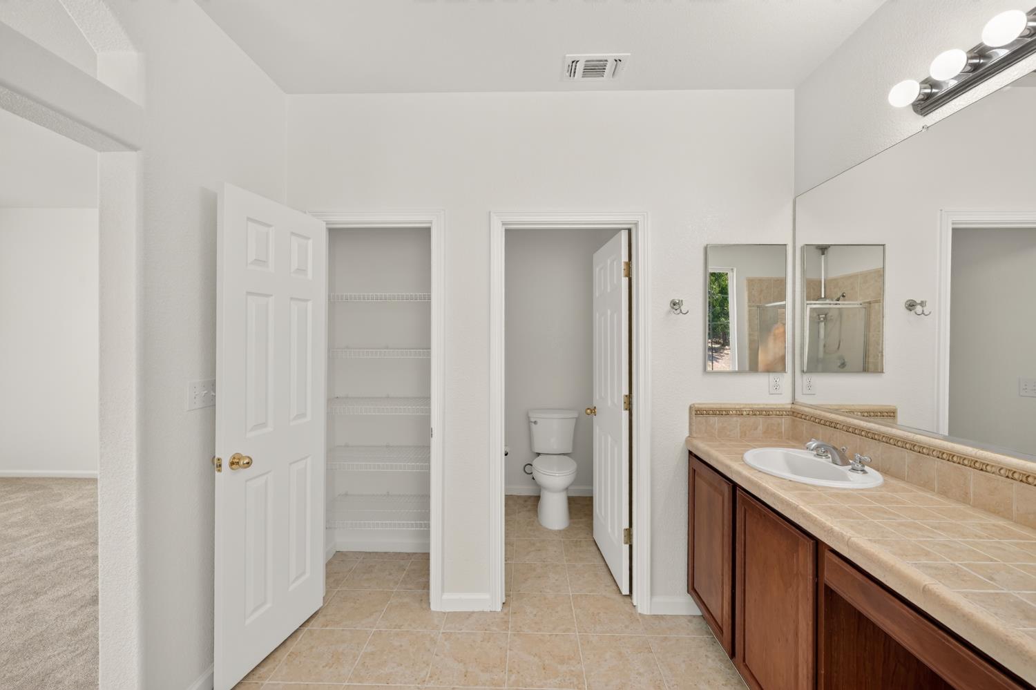 212 Coastal Ln, Waterford, CA 95386