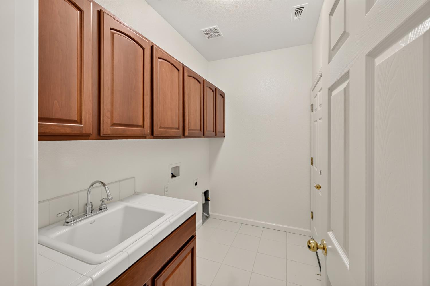 212 Coastal Ln, Waterford, CA 95386