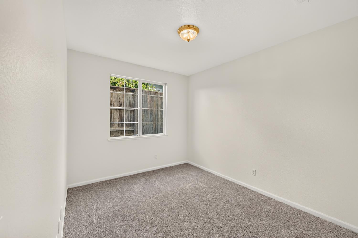 212 Coastal Ln, Waterford, CA 95386