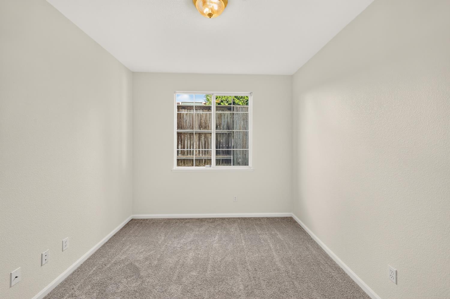 212 Coastal Ln, Waterford, CA 95386