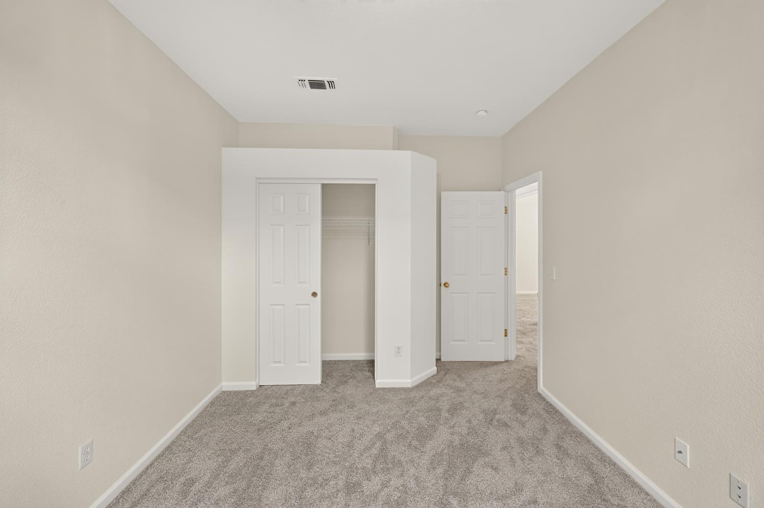 212 Coastal Ln, Waterford, CA 95386
