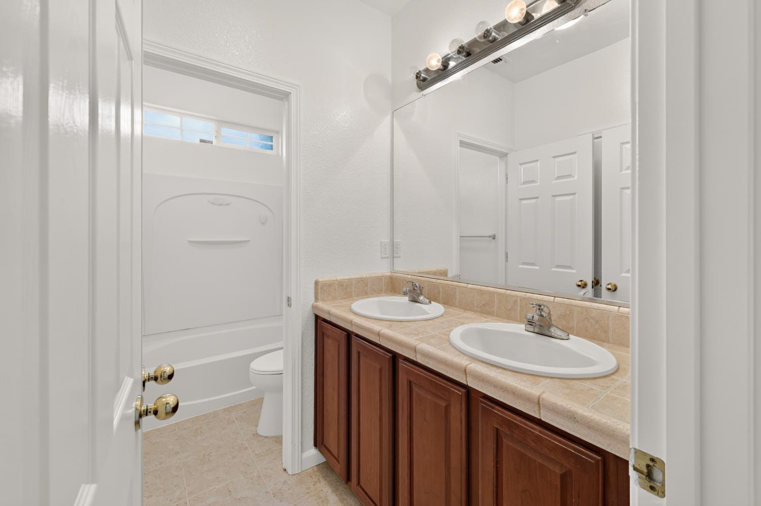212 Coastal Ln, Waterford, CA 95386
