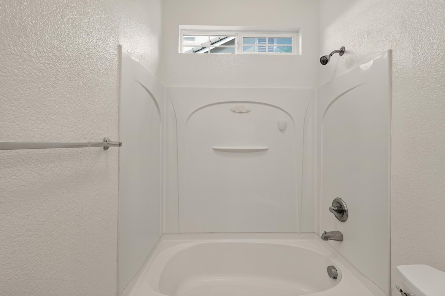 212 Coastal Ln, Waterford, CA 95386