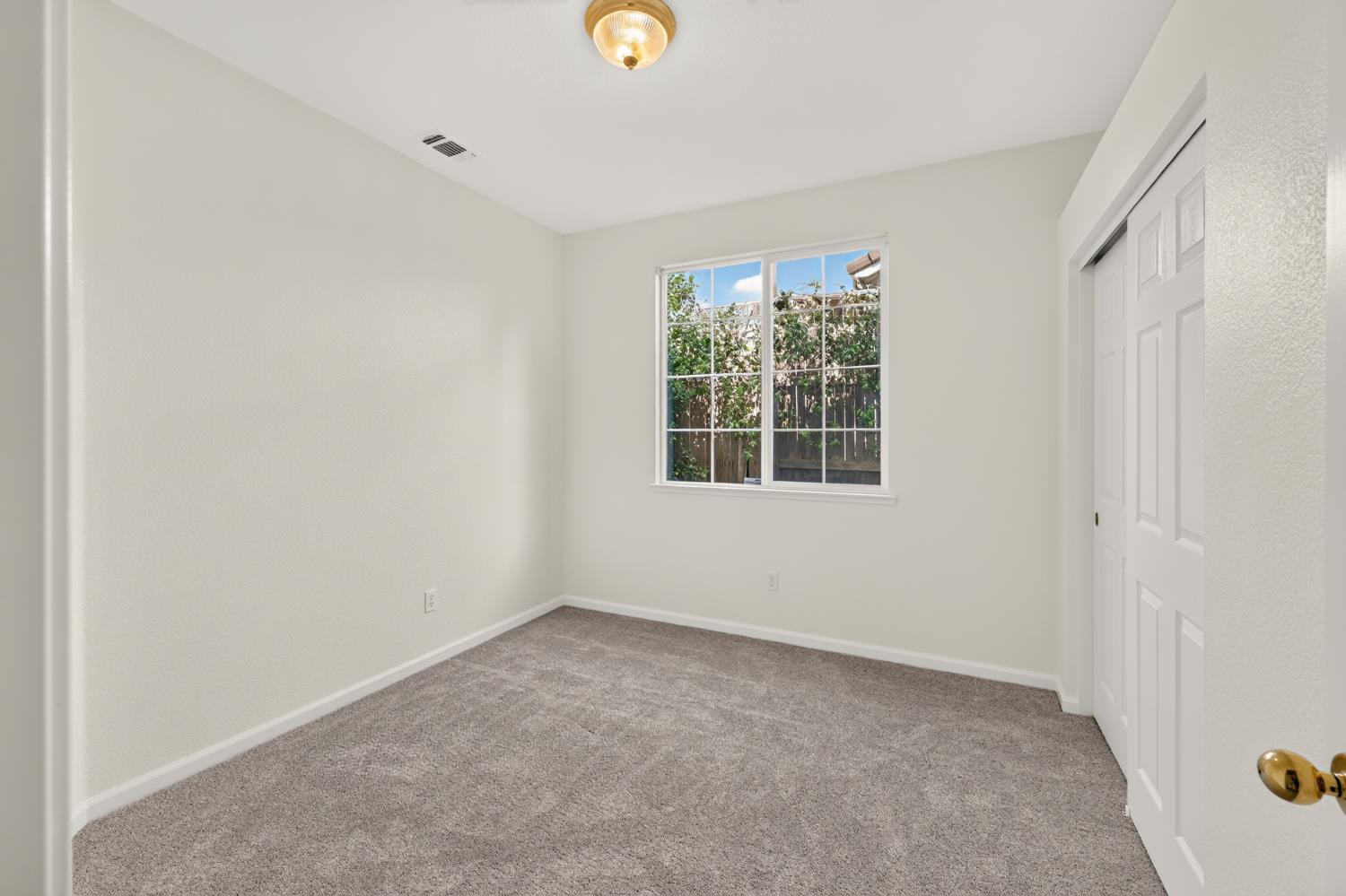 212 Coastal Ln, Waterford, CA 95386