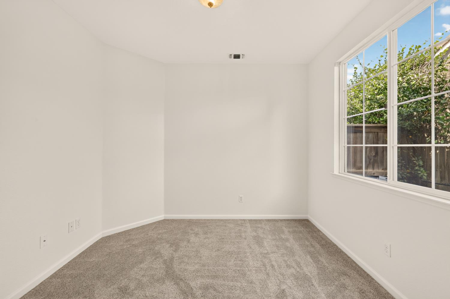 212 Coastal Ln, Waterford, CA 95386