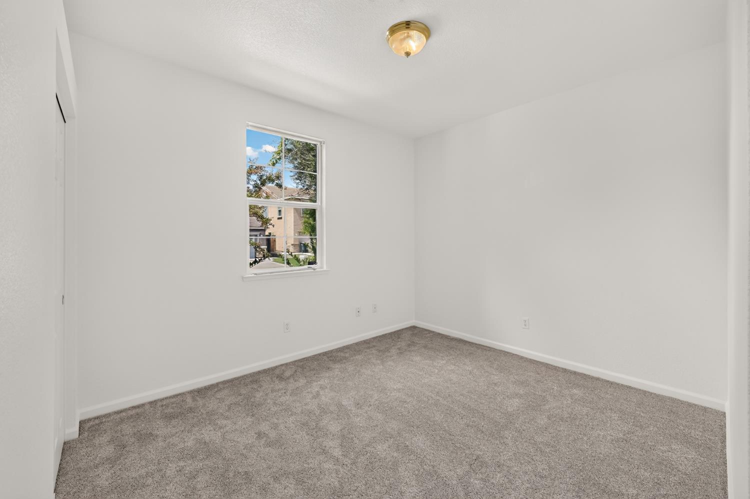 212 Coastal Ln, Waterford, CA 95386