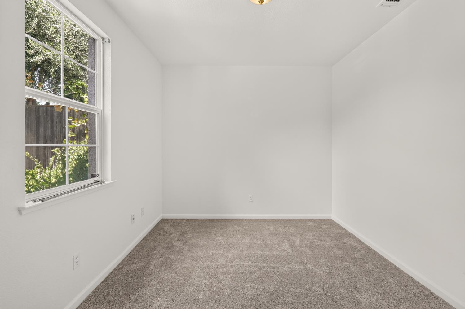 212 Coastal Ln, Waterford, CA 95386