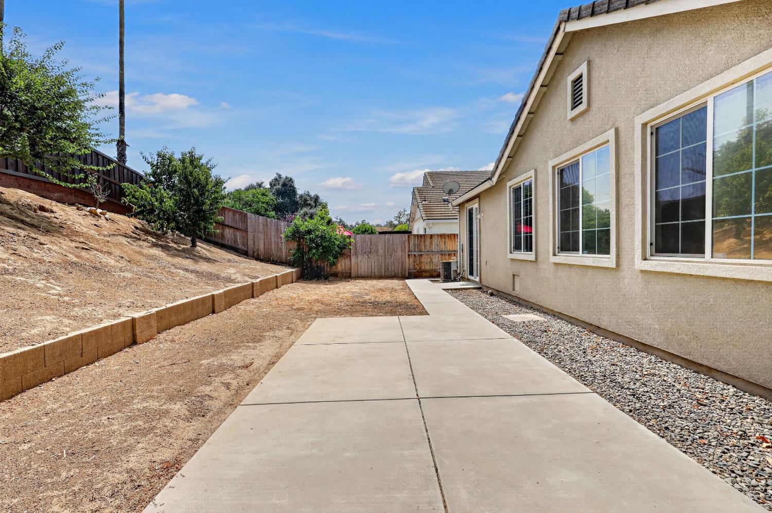 212 Coastal Ln, Waterford, CA 95386