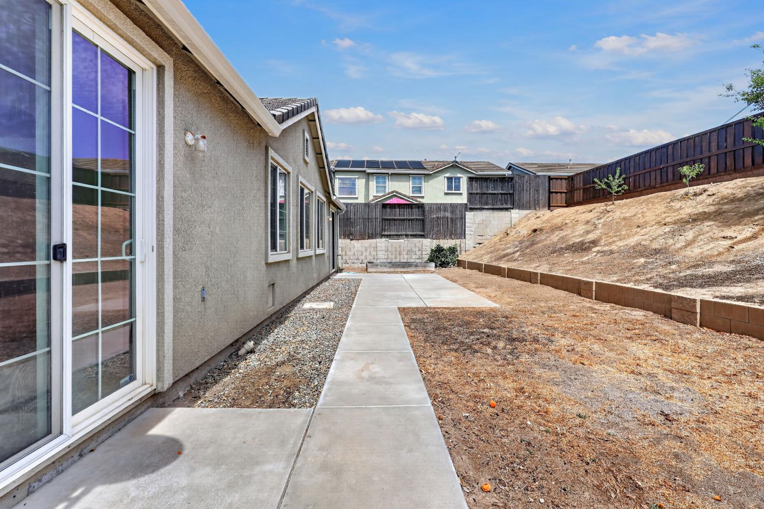 212 Coastal Ln, Waterford, CA 95386