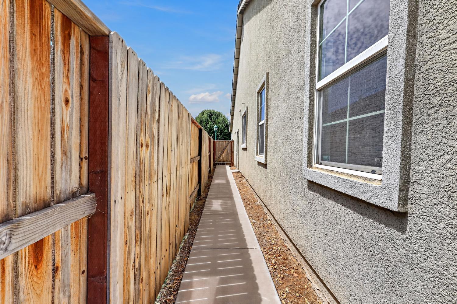 212 Coastal Ln, Waterford, CA 95386