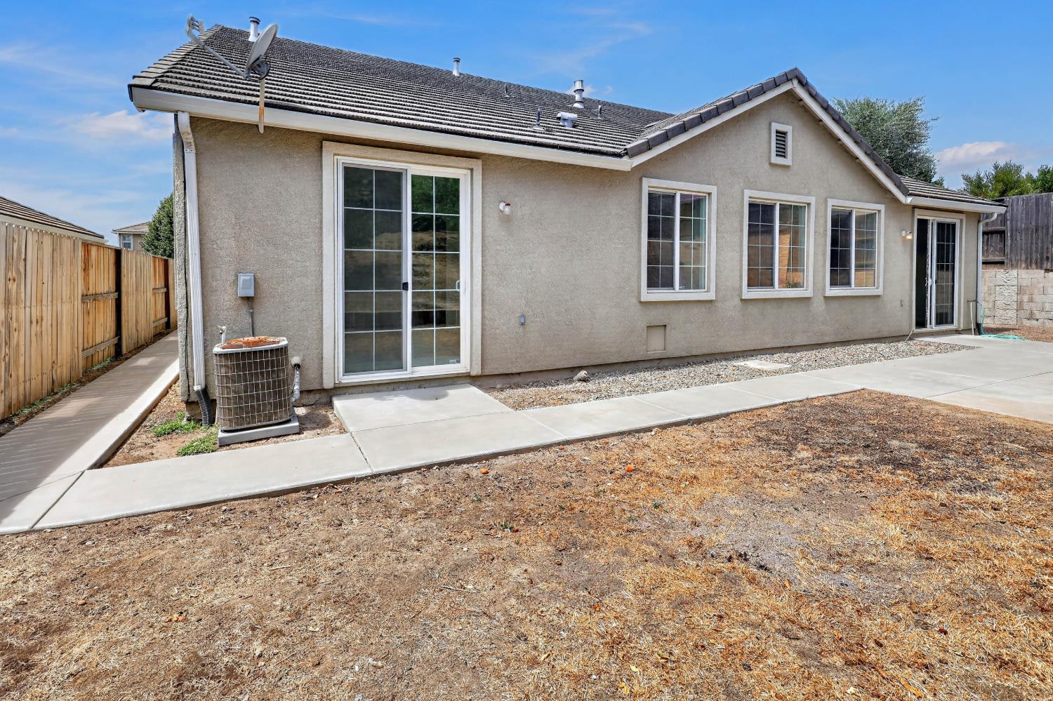 212 Coastal Ln, Waterford, CA 95386