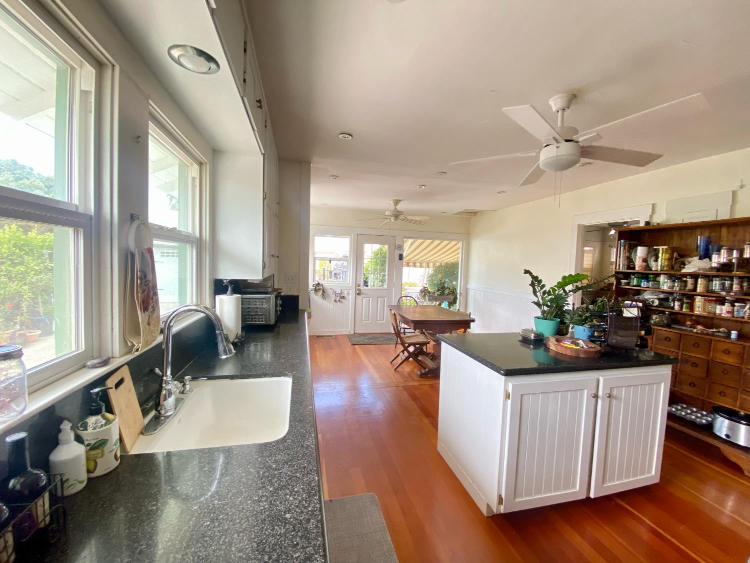 242 Laurel Ave, Oakdale, CA 95361