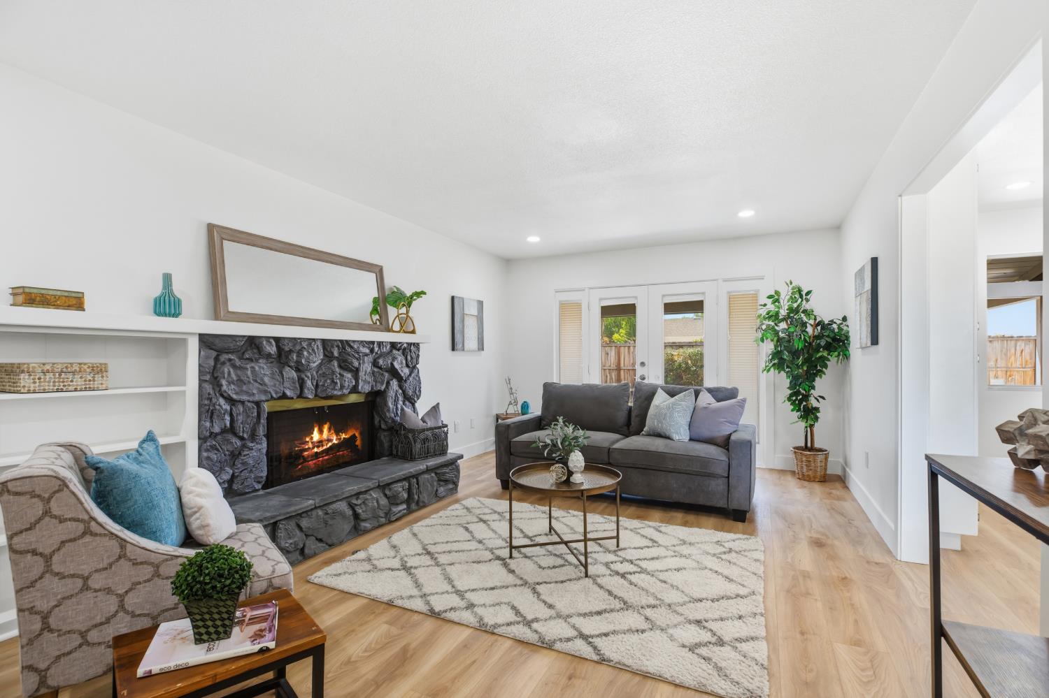 1924 Kendall Ave, Modesto, CA 95355