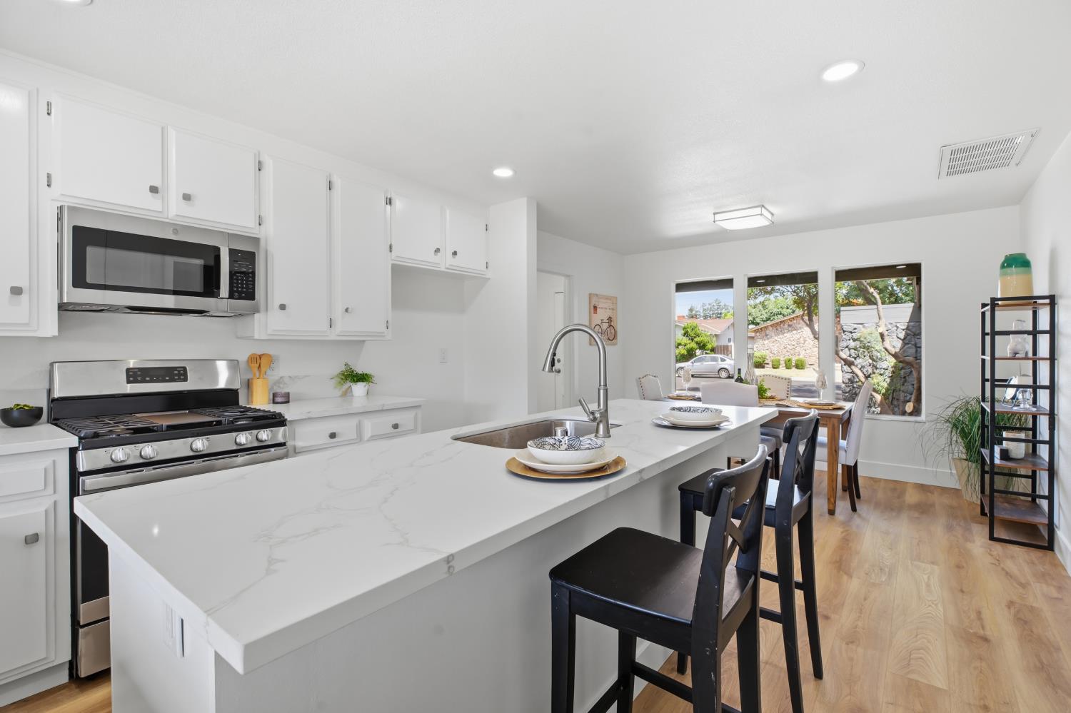 1924 Kendall Ave, Modesto, CA 95355