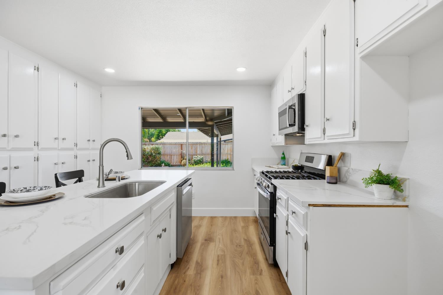 1924 Kendall Ave, Modesto, CA 95355