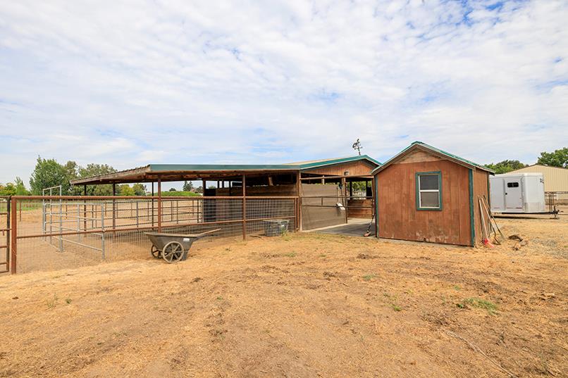 6249 Eleanor Rd, Oakdale, CA 95361