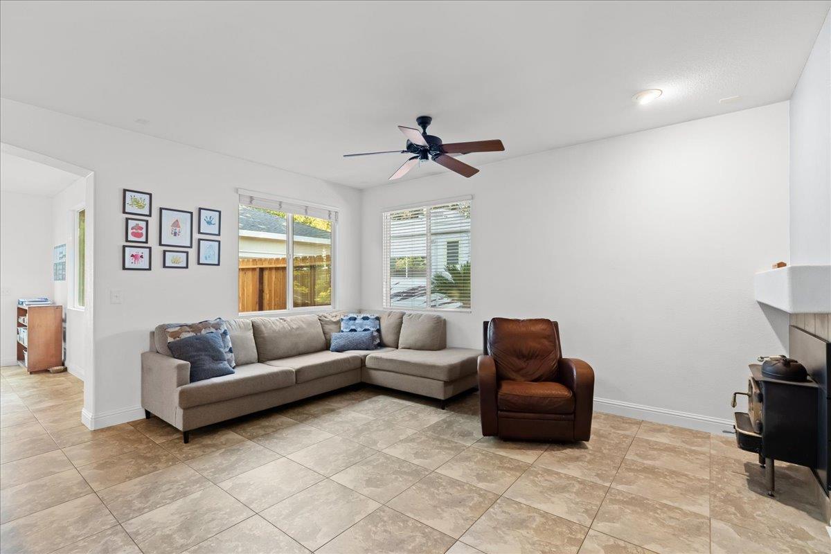 1528 Burchell Hill Dr, Oakdale, CA 95361