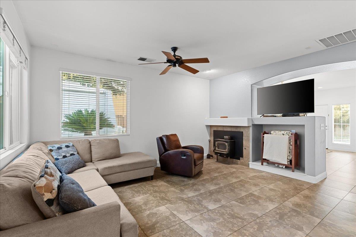 1528 Burchell Hill Dr, Oakdale, CA 95361