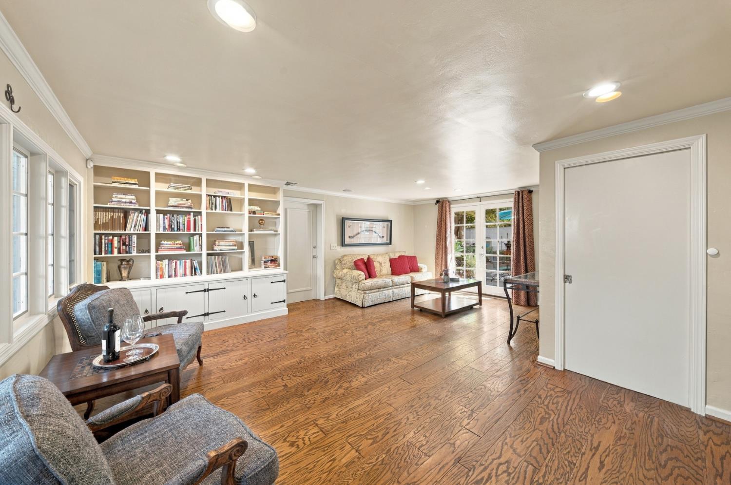 215 ELMWOOD Ct, Modesto, CA 95354