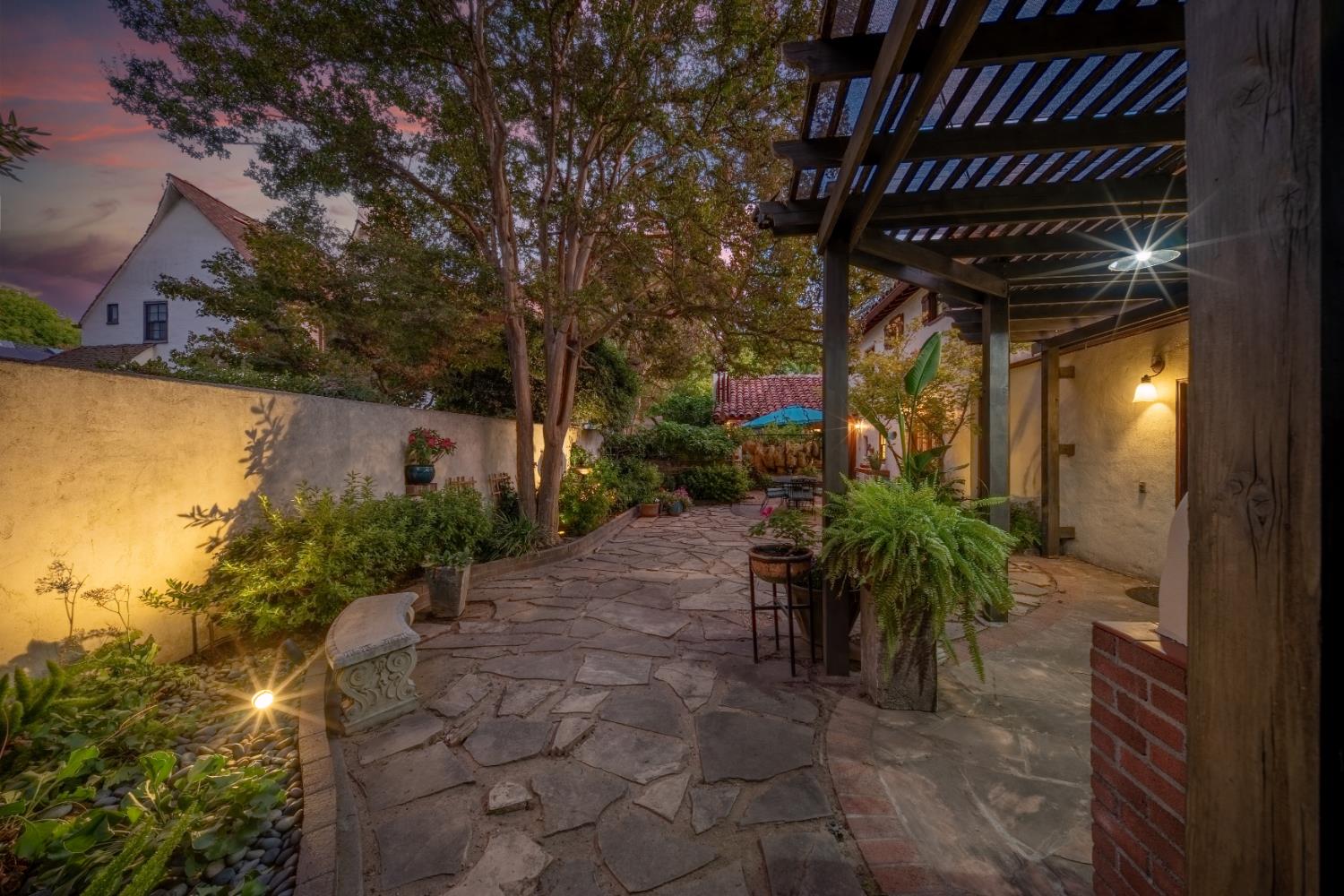 215 ELMWOOD Ct, Modesto, CA 95354