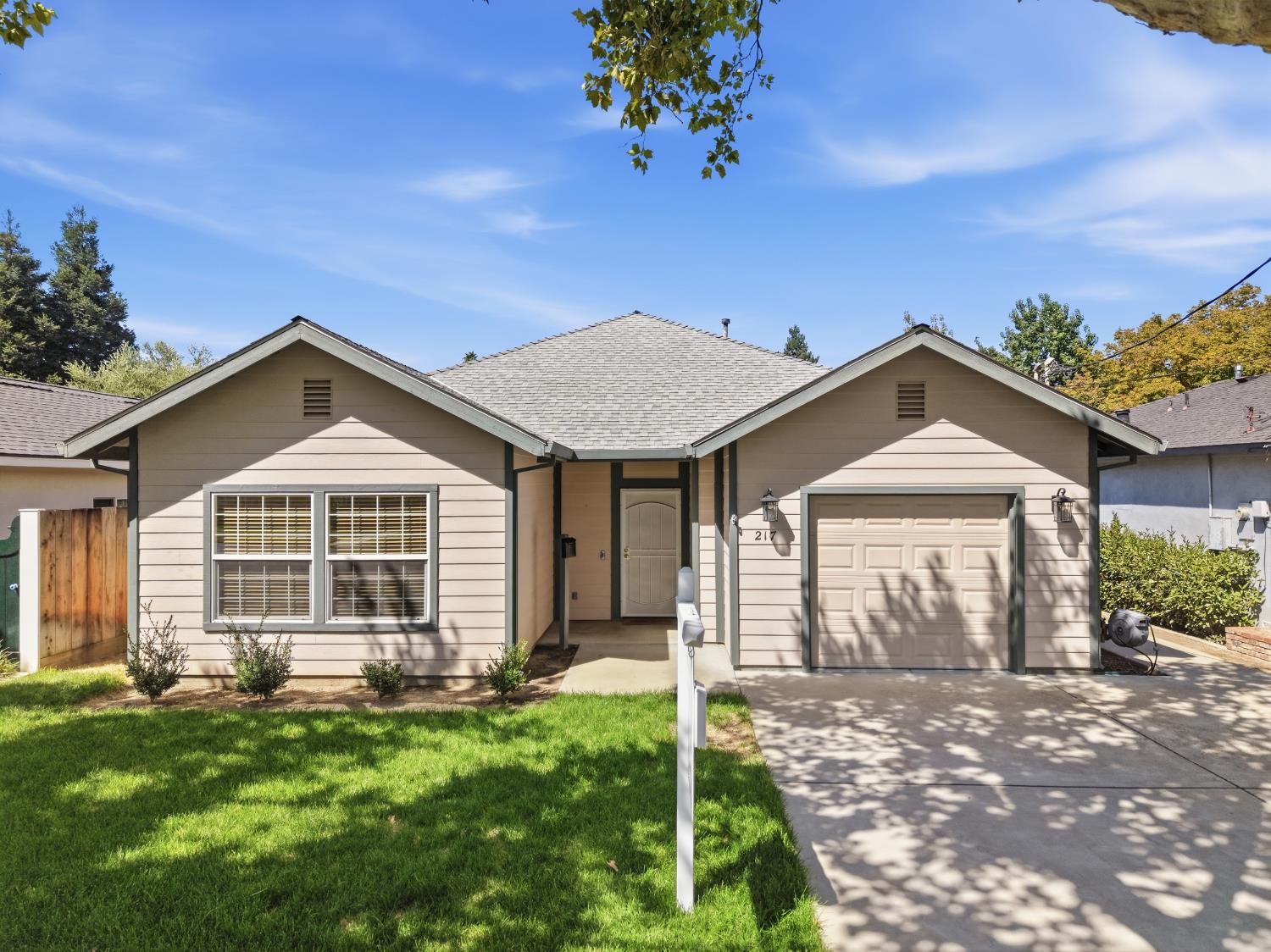 217 Palm Ave, Ripon, CA 95366