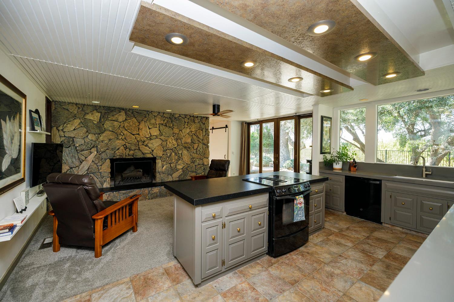 820 Charles St, Hughson, CA 95326