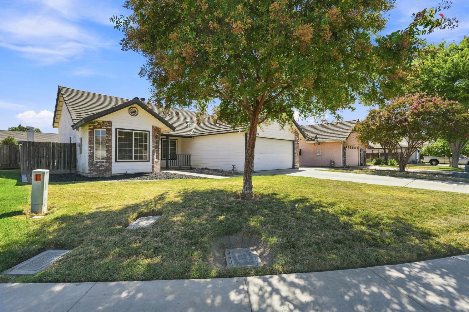 3031 W Loyola Ct, Visalia, CA 93277
