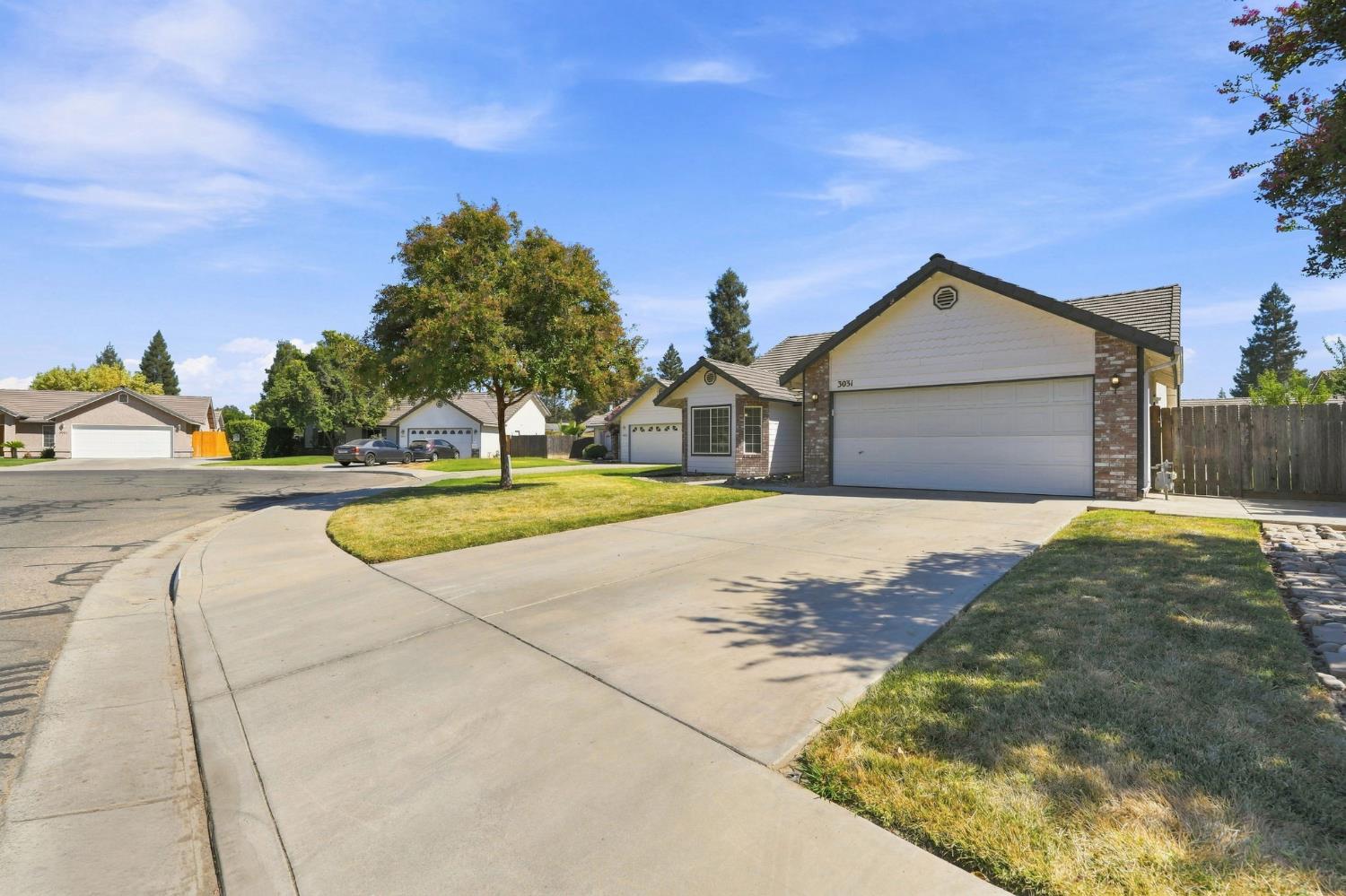 3031 W Loyola Ct, Visalia, CA 93277