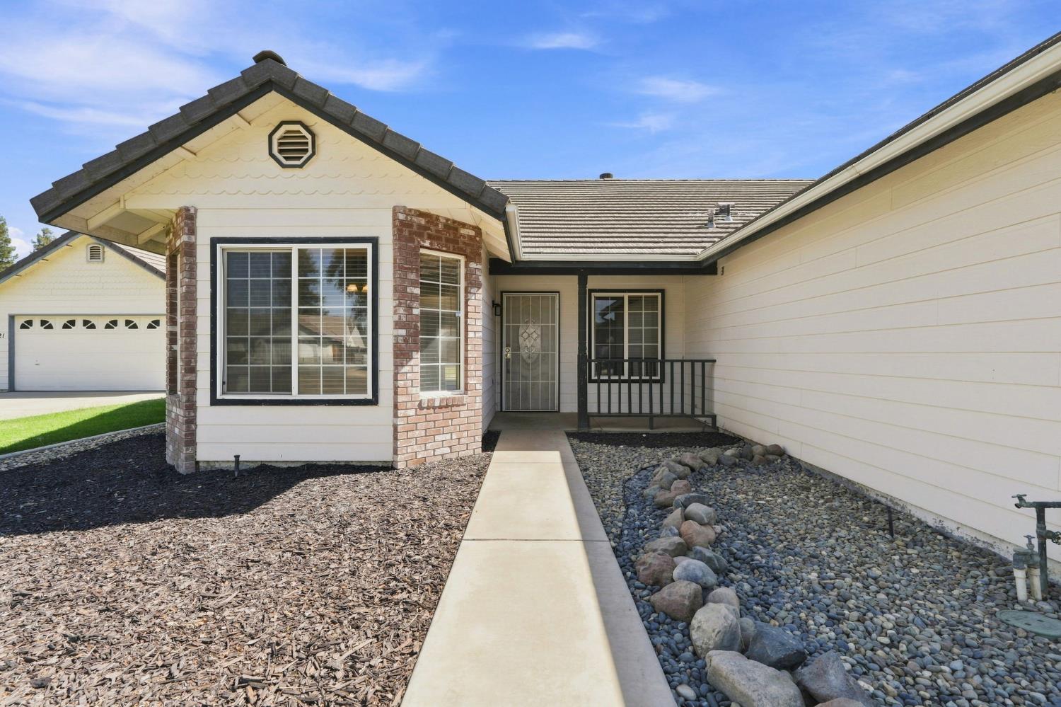 3031 W Loyola Ct, Visalia, CA 93277