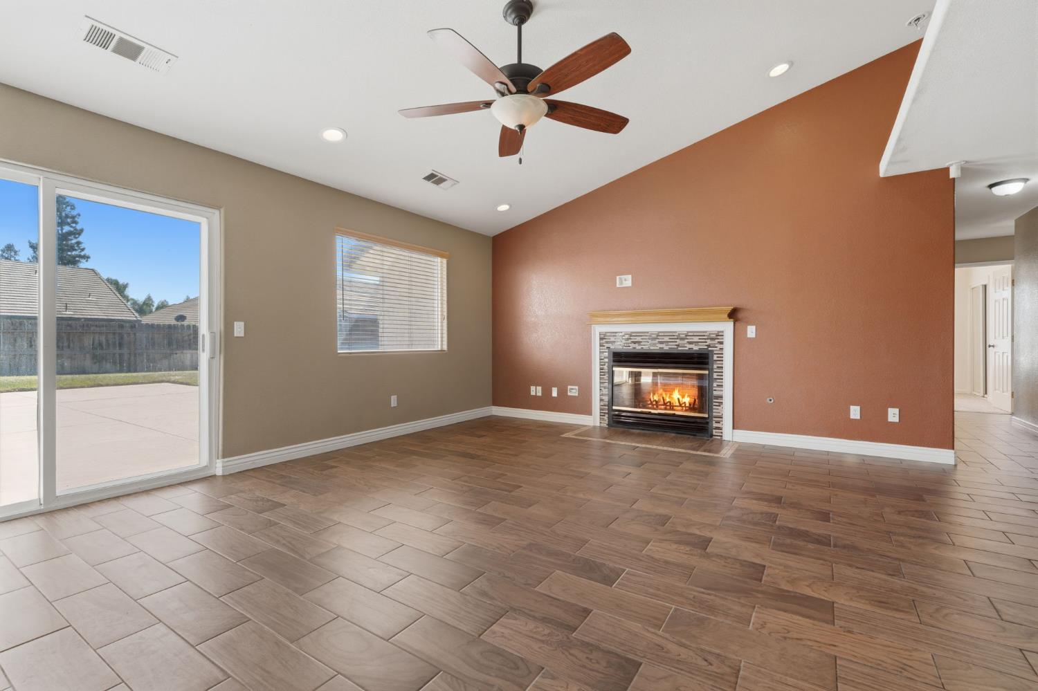 3031 W Loyola Ct, Visalia, CA 93277