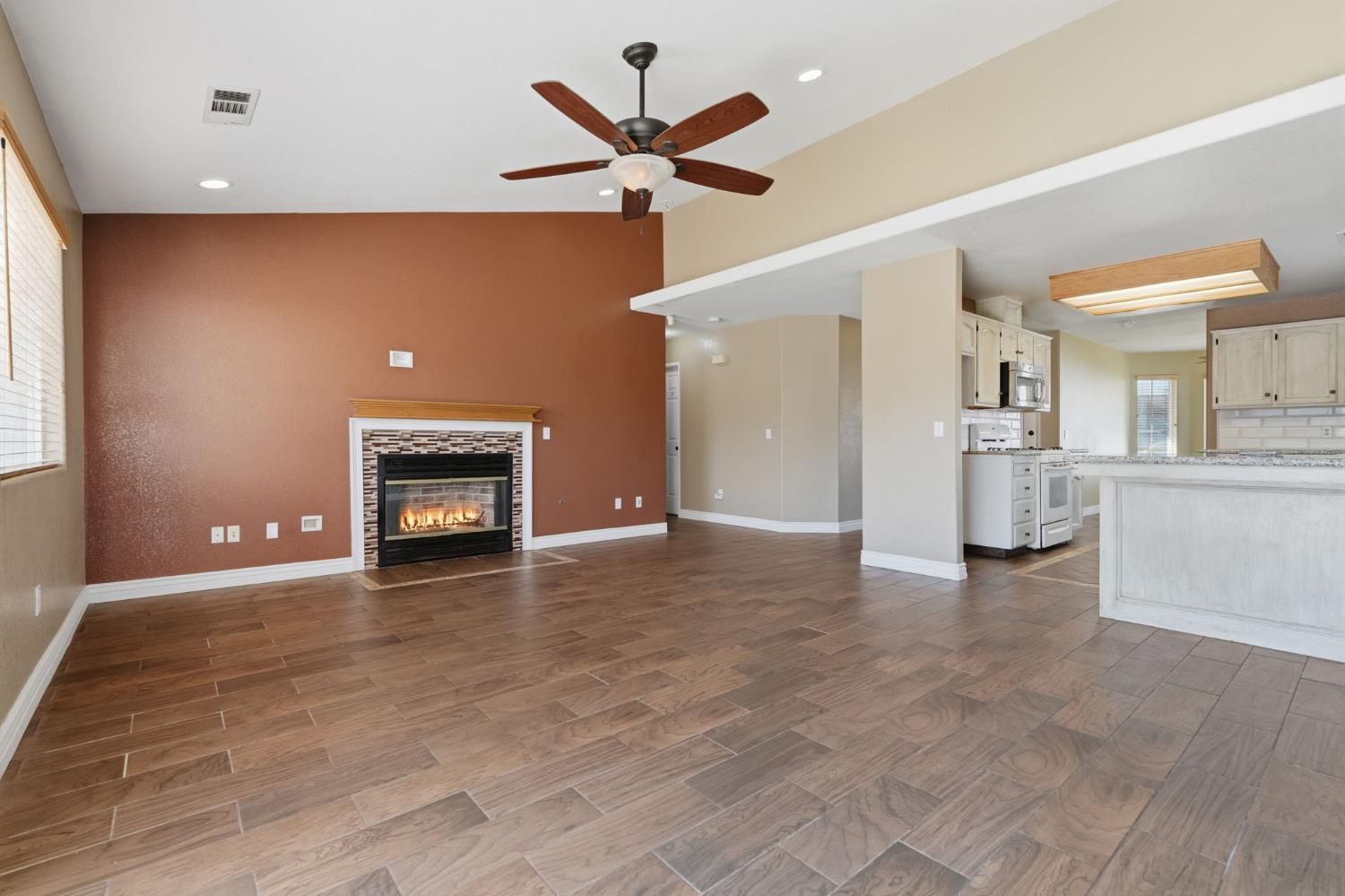 3031 W Loyola Ct, Visalia, CA 93277