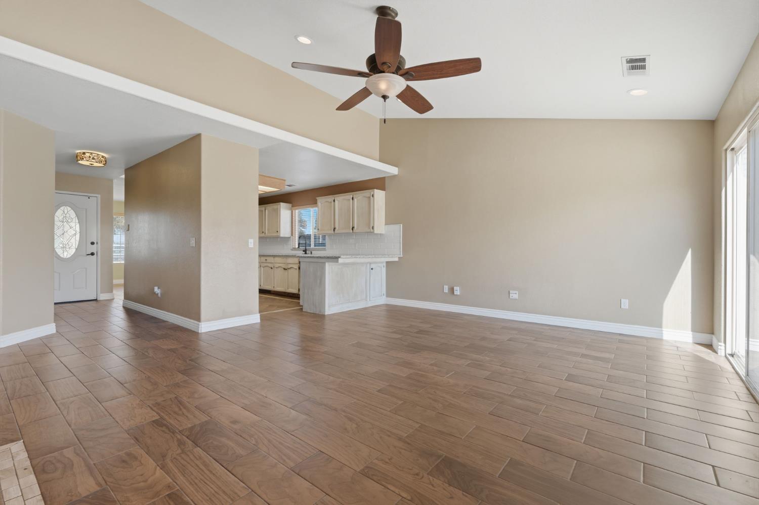 3031 W Loyola Ct, Visalia, CA 93277
