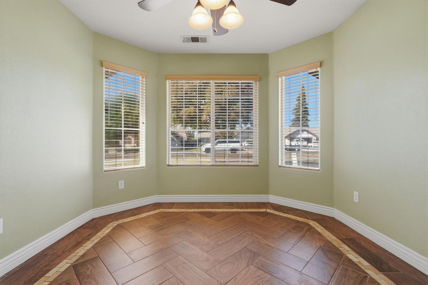 3031 W Loyola Ct, Visalia, CA 93277