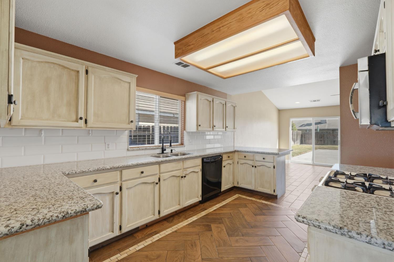3031 W Loyola Ct, Visalia, CA 93277