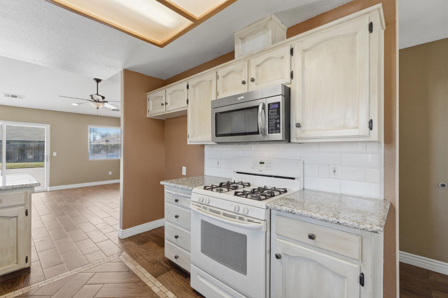 3031 W Loyola Ct, Visalia, CA 93277