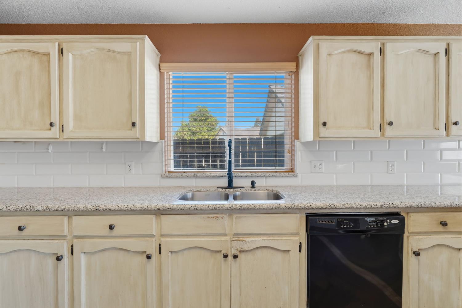 3031 W Loyola Ct, Visalia, CA 93277