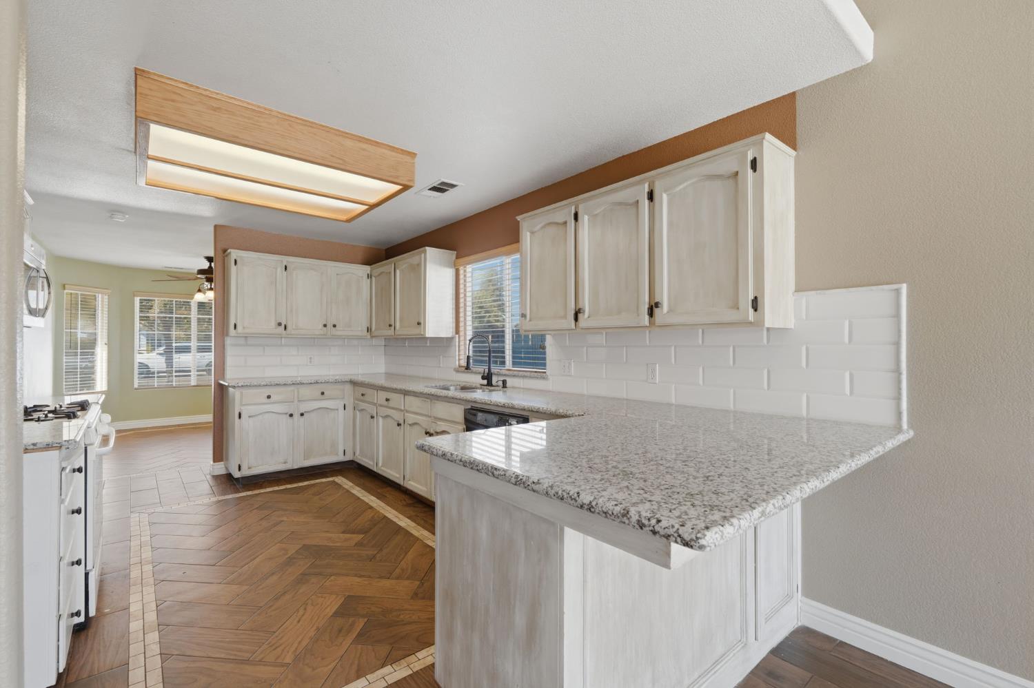 3031 W Loyola Ct, Visalia, CA 93277