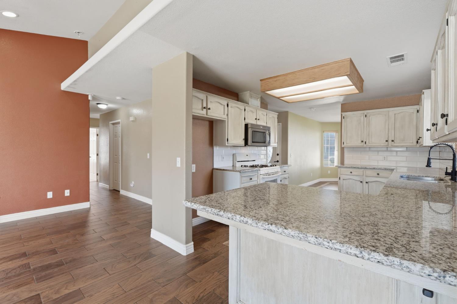 3031 W Loyola Ct, Visalia, CA 93277